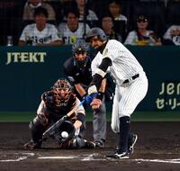 　８回、左前打を放つヘルナンデス（撮影・山口登）