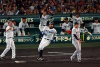 　８回、左前打を放つヘルナンデス（撮影・山口登）