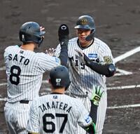 　生還し佐藤輝（８）とタッチを交わす大山（撮影・立川洋一郎）