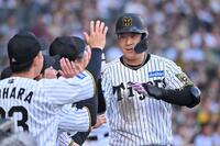 　２回、逆転２ランを放ちナインとタッチを交わす大山（撮影・西田忠信）