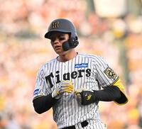 　１回、二ゴロに倒れる森下（撮影・西田忠信）