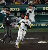 　６回、森下は左飛に倒れる（撮影・山口登）