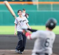 　始球式を務め笑顔を見せる山田杏奈（撮影・立川洋一郎）