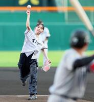 　始球式を務める山田杏奈（撮影・立川洋一郎）