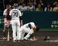 　８回、自打球を受ける森下＝２２日