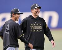 　練習前、笑顔を見せる藤川監督と熊谷（撮影・田中太一）