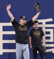 　右翼でノックを受ける佐藤輝（撮影・田中太一）