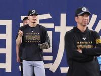 　右翼でノックを受ける佐藤輝（撮影・田中太一）