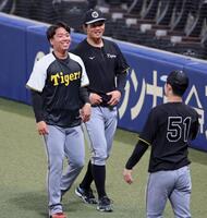 　ウオーミングアップをしながら談笑する村上。中央は森下（撮影・立川洋一郎）