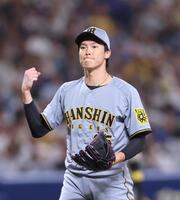 　１０回、板山を空振り三振に仕留めた湯浅（撮影・北村雅宏）