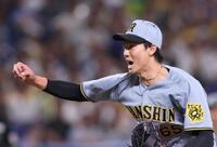 　１０回、ピンチを脱した湯浅は、ほえる（撮影・北村雅宏）