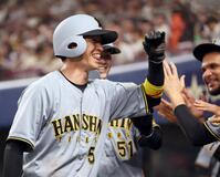 　１１回、勝ち越し打を放った近本はナインと喜び合う（撮影・田中太一）