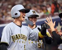 　１１回、勝ち越し打を放った近本はナインと喜び合う（撮影・田中太一）