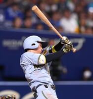 　１１回、先制となる適時打を放つ近本（撮影・北村雅宏）