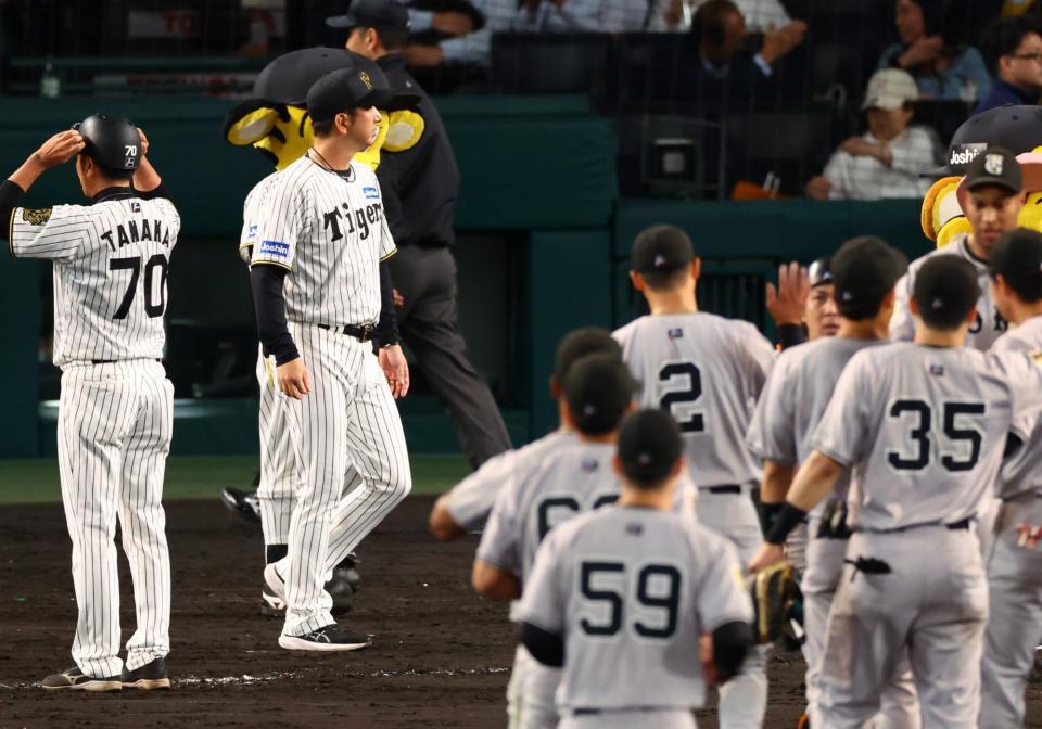 　巨人に敗れ、藤川監督（左から２人目）らナインはあいさつで整列に向かう（撮影・山口登）