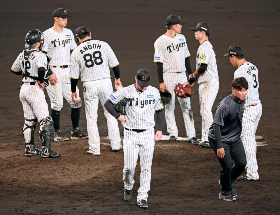 　１１回、門脇に適時三塁打を打たれて勝ち越しを許し、肩を落として降板するネルソン（撮影・立川洋一郎）