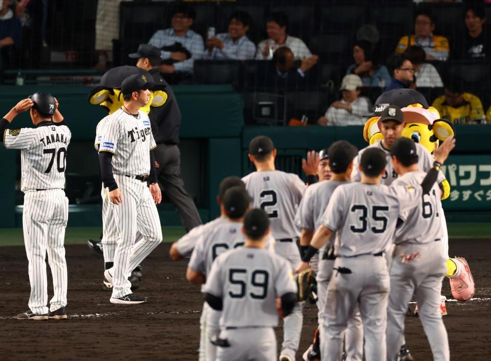 　巨人に敗れ、藤川監督（左から２人目）らナインはあいさつで整列に向かう（撮影・山口登）