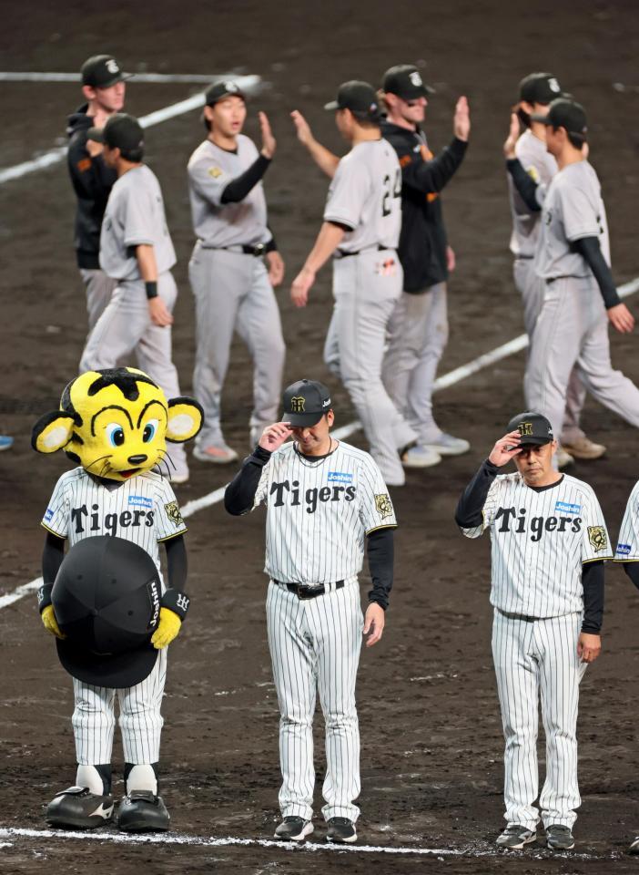 巨人に連敗し、ファンへあいさつをする藤川監督（手前中）＝撮影・立川洋一郎