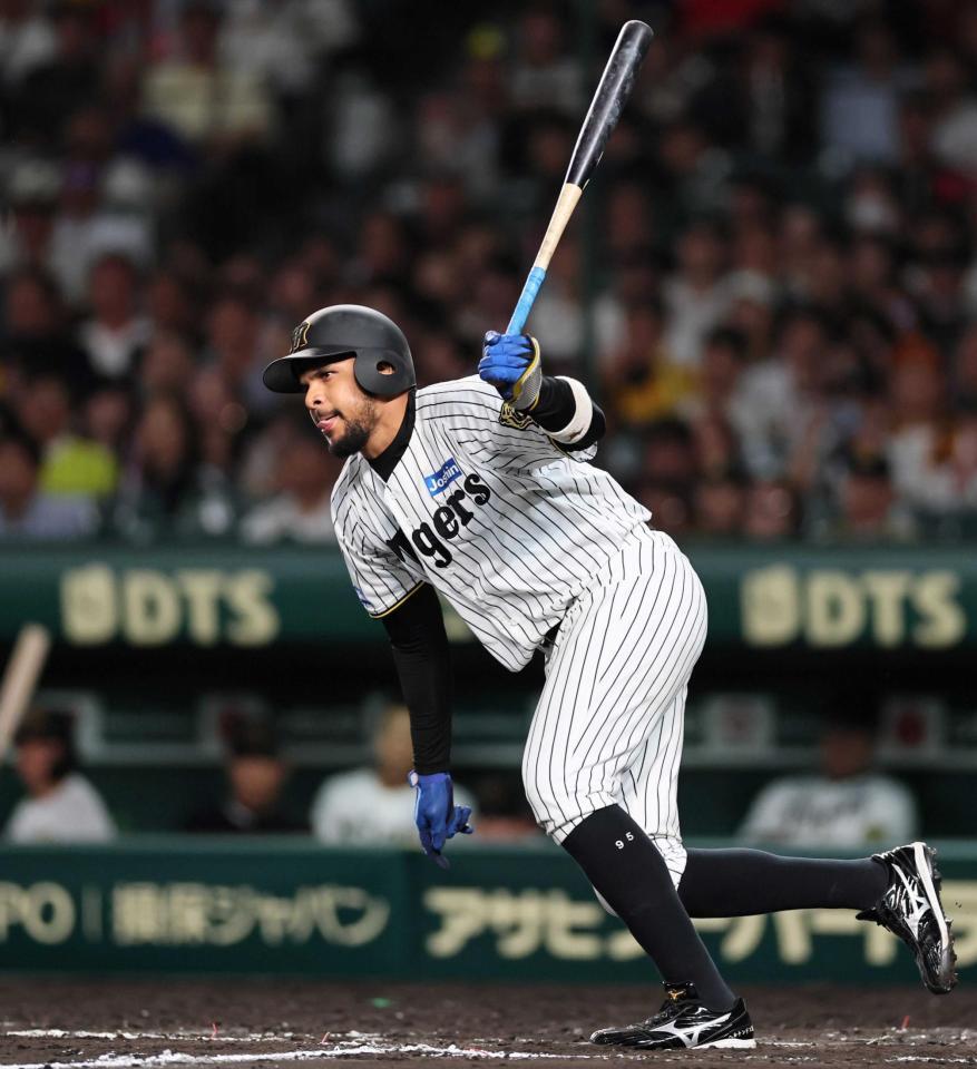 　８回、左前へ安打を放つヘルナンデス（撮影・田中太一）