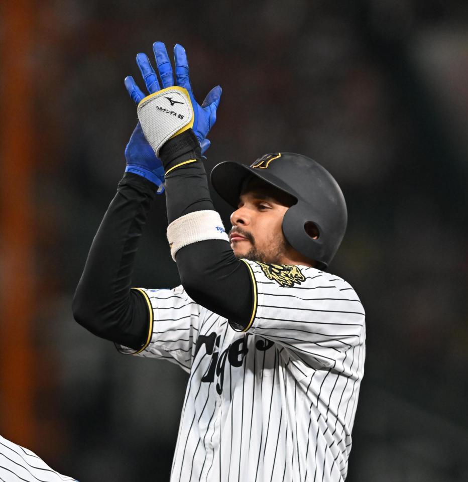 　８回、代打で左前打を放ち手をたたくヘルナンデス（撮影・西田忠信）