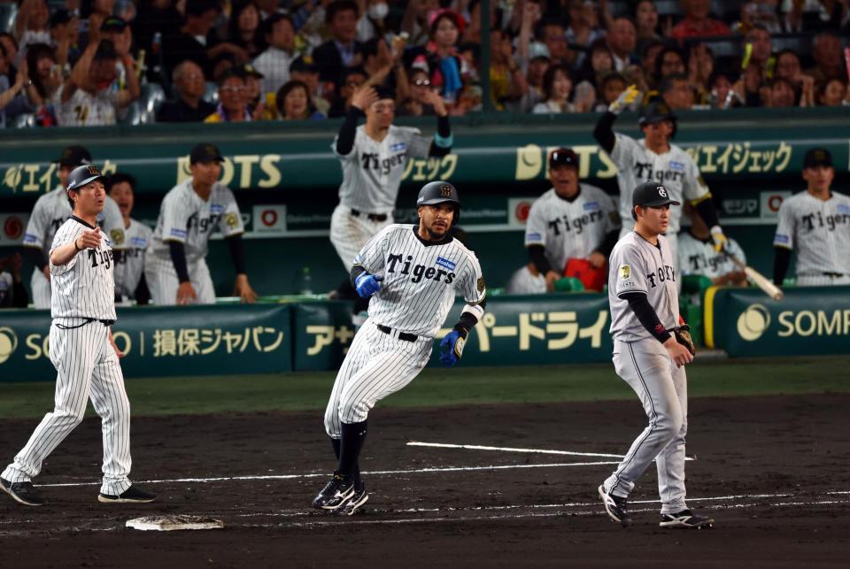 　８回、左前打を放つヘルナンデス（撮影・山口登）