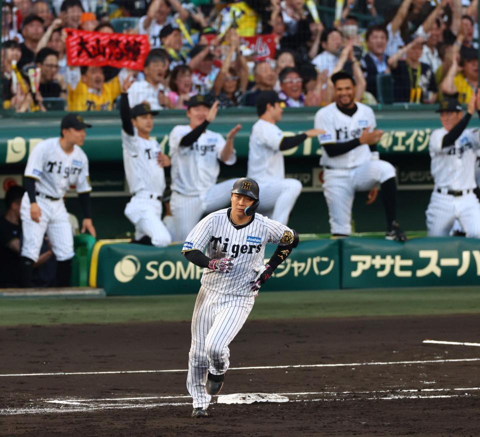 　２回、逆転２ランを放ちベースを回る大山（撮影・山口登）