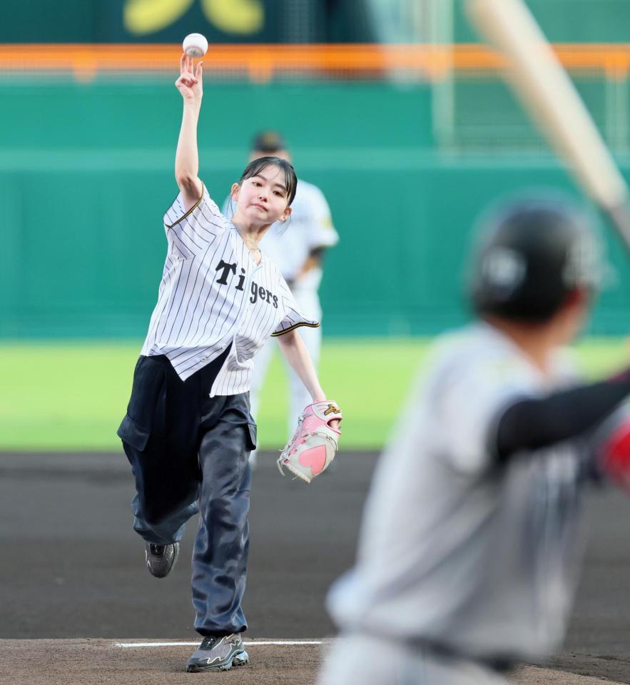 　始球式を務める山田杏奈（撮影・立川洋一郎）