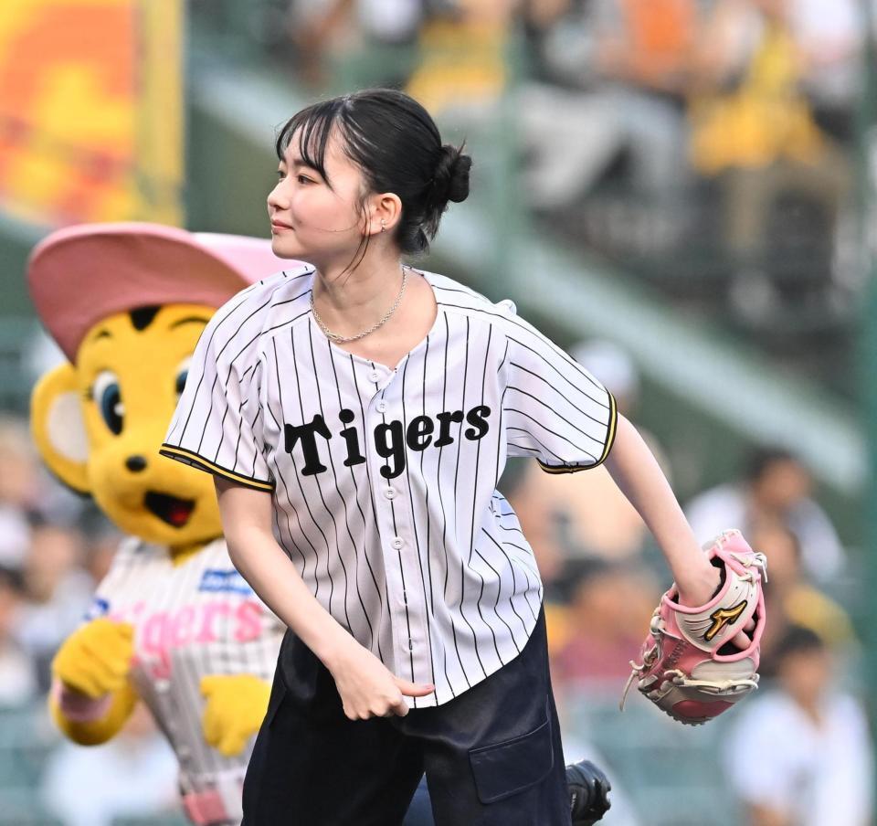 始球式を務める山田杏奈（撮影・西田忠信）