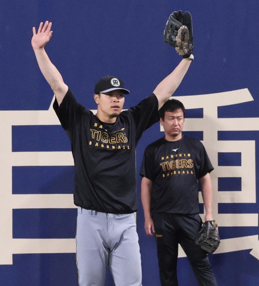 　右翼でノックを受ける佐藤輝（撮影・田中太一）