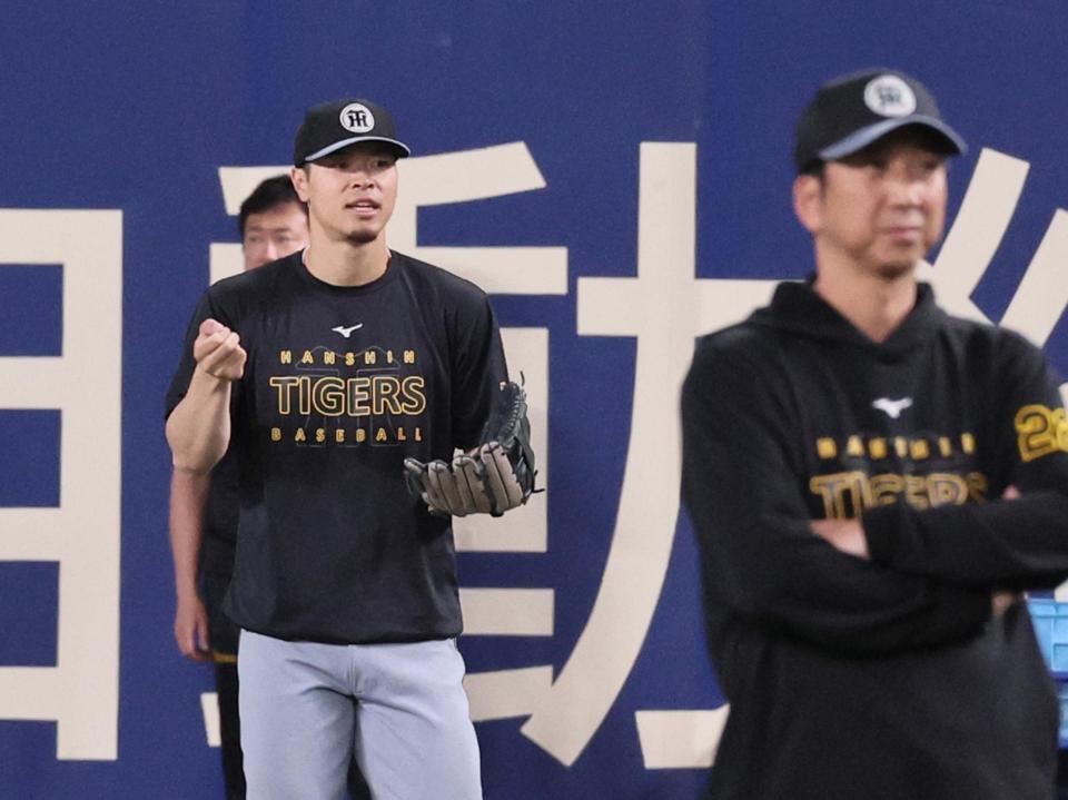 　右翼でノックを受ける佐藤輝（撮影・田中太一）