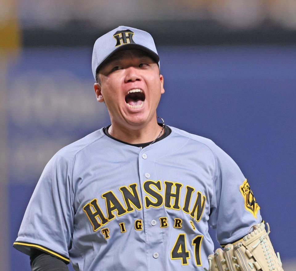 　７回、ピンチを脱し、ほえる村上（撮影・北村雅宏）