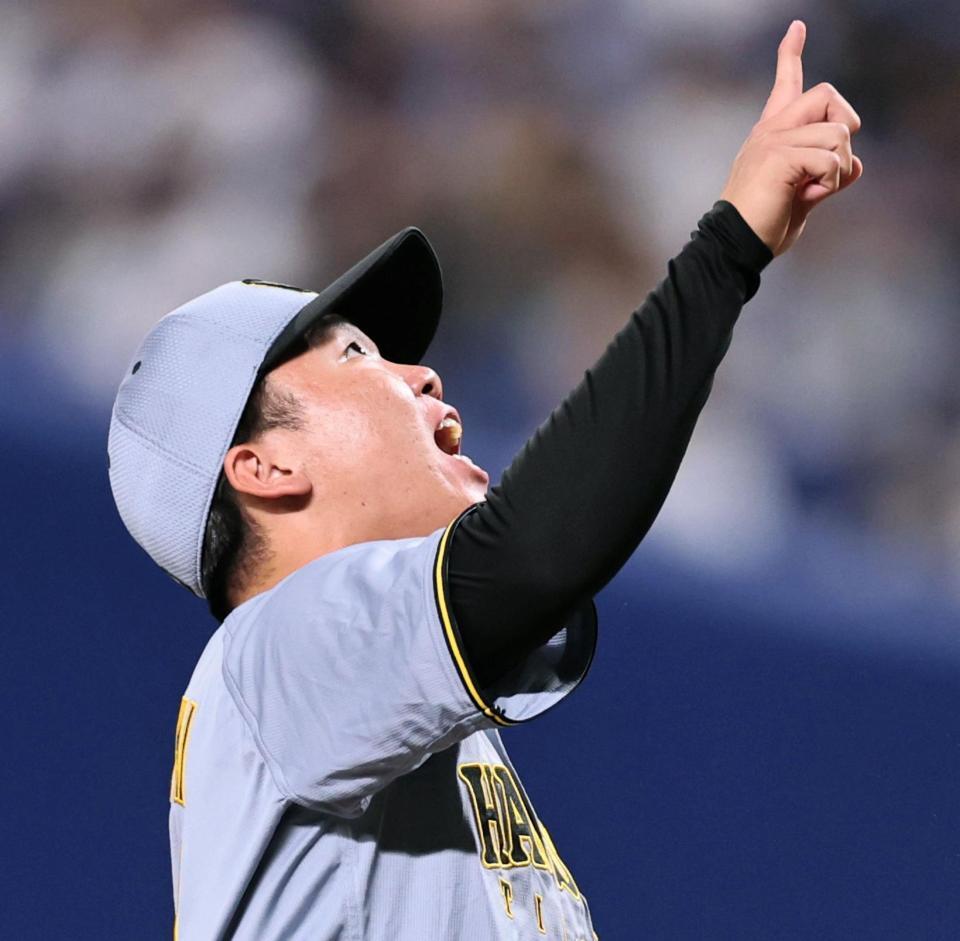 　３回、山本の打球に反応する村上（撮影・田中太一）