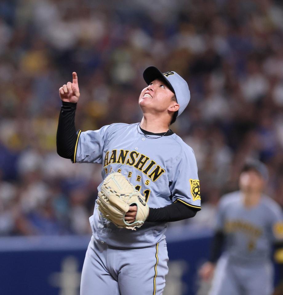 　３回、山本の打ち上げたフライを指さす村上（撮影・北村雅宏）