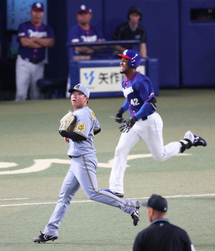 　７回、代打・ブライト健太（右）を一ゴロに打ち取る村上（撮影・立川洋一郎）