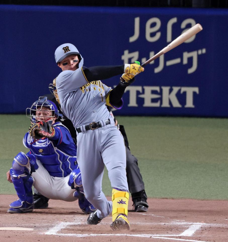 　１１回、左翼線へ２点適時二塁打を放つ森下（撮影・立川洋一郎）