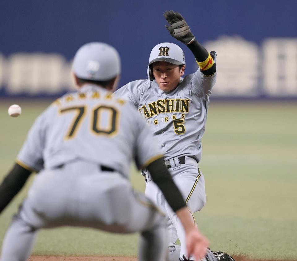 　１１回、中野の安打で三塁へすべり込む近本（撮影・田中太一）