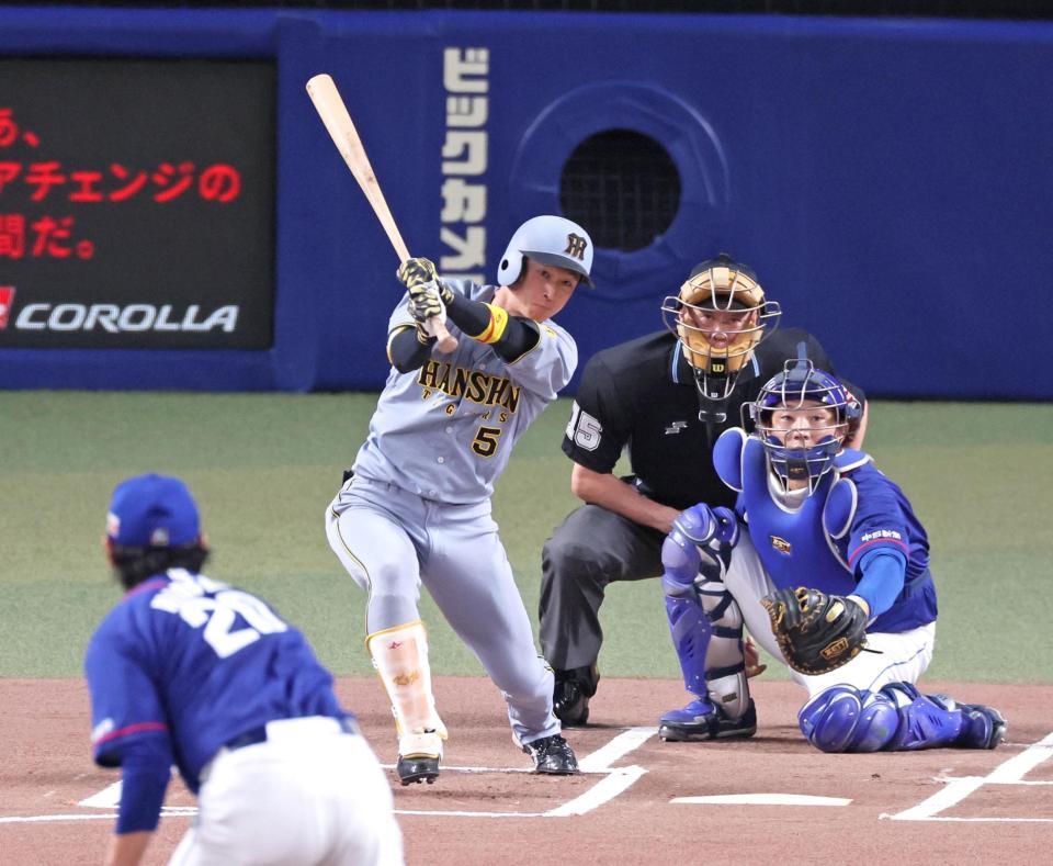 　１回、中前打を放つ近本（撮影・立川洋一郎）