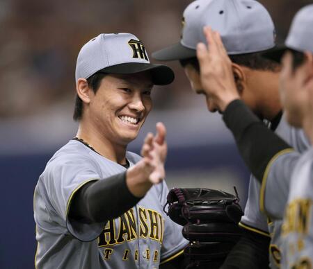 　１０回、中日打線を無失点に抑えナインとタッチを交わす湯浅（撮影・田中太一）