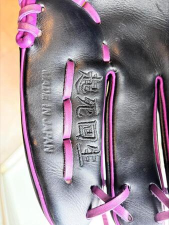 　「起死回生」の文字が刻まれた今季のグラブ