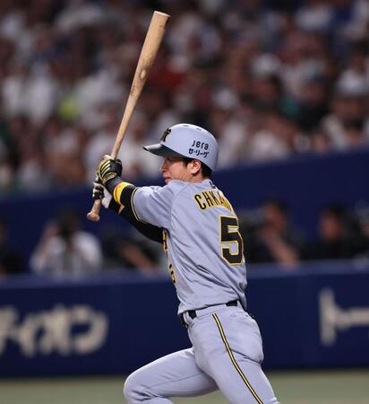 　１１回、勝ち越し打を放つ近本（撮影・田中太一）