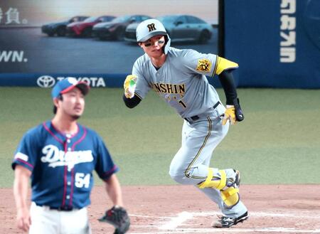 　１１回、左翼線へ２点二塁打を放つ森下（撮影・立川洋一郎）