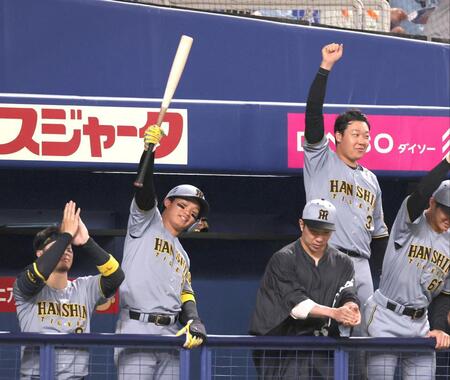 　１１回、近本が勝ち越し適時打を放ち、バットを手に喜ぶ森下（左から２人目）ら（撮影・北村雅宏）