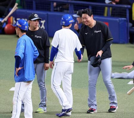 　山本（中央）と談笑する大山（右）＝撮影・立川洋一郎