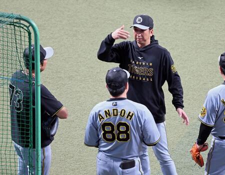 　投手コーチ陣と話をする藤児監督（撮影・立川洋一郎）