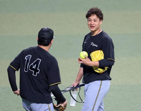 　岩貞（左）と言葉を交わす大竹（撮影・立川洋一郎）