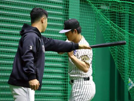 　近藤（左）からアドバイスを受ける前川（撮影・山口登）