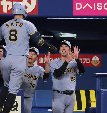 　２回、同点ソロを放った佐藤輝（８）を迎える藤川監督（右）＝撮影・北村雅宏