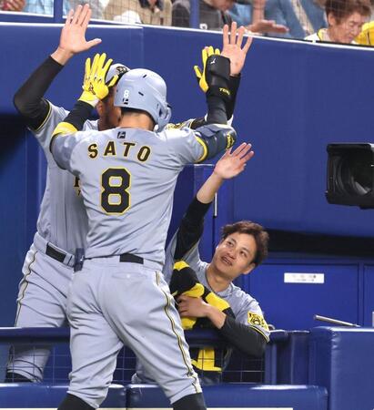 　２回、同点ソロを放った佐藤輝（８）を迎える大竹（撮影・北村雅宏）