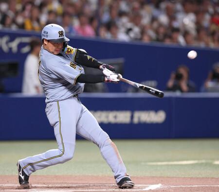 　６回、同点となる２点適時二塁打を放つ大山（撮影・北村雅宏）