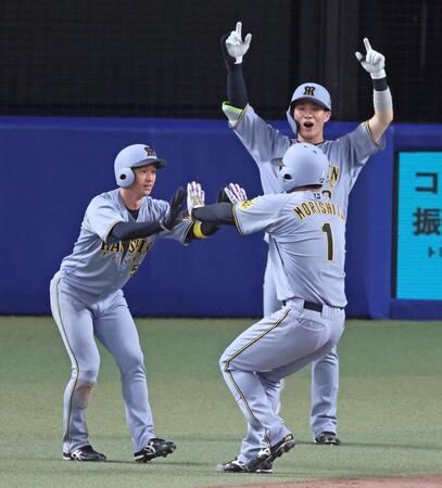 　６回、大山の２点適時二塁打で生還し森下（１）とタッチを交わす近本（撮影・立川洋一郎）